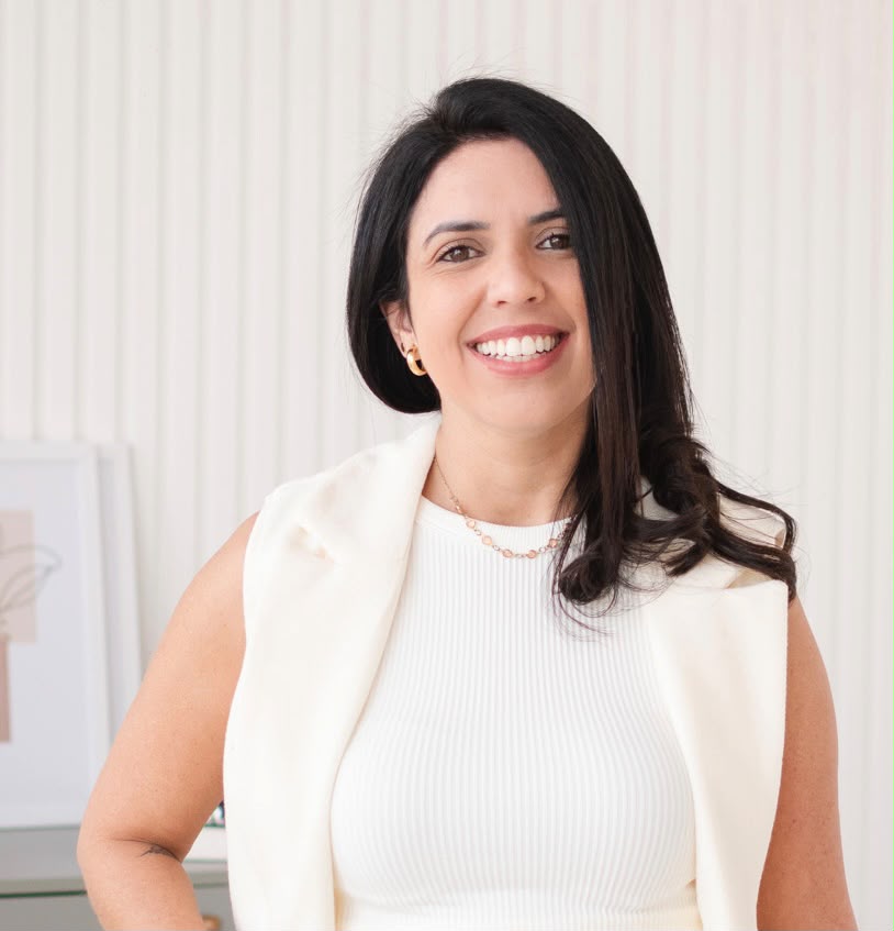 Alini Sanches em seu espaço de atendimento